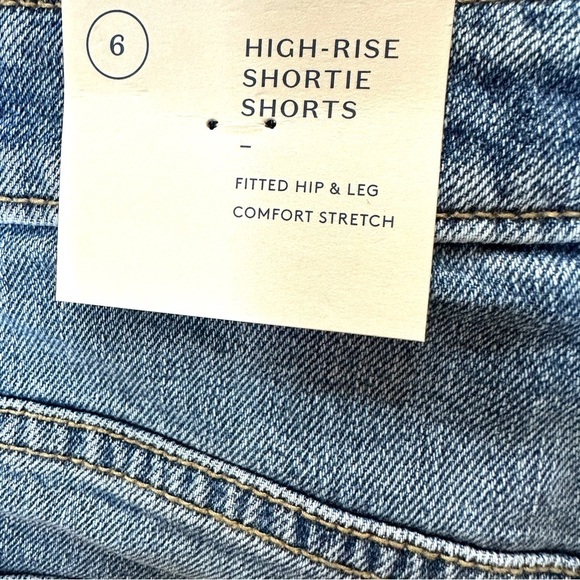 NWT High-Rise Blue Distressed Denim Shorts Size 6 - Picture 7 of 10